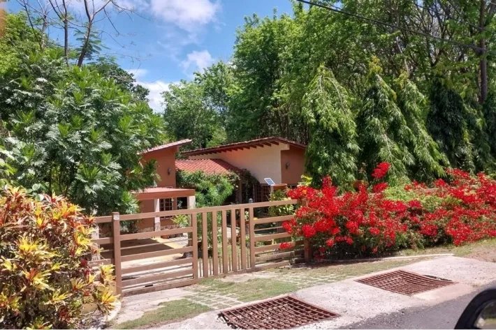 Se vende casa en Los Lirios (Vía a El Valle de Antón)