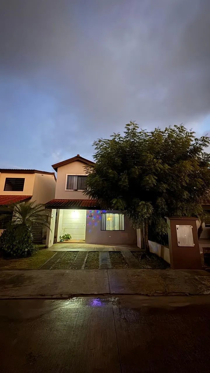 Alquilo casa de 2 niveles en PH Las Arboledas, La chorrera- $. 950