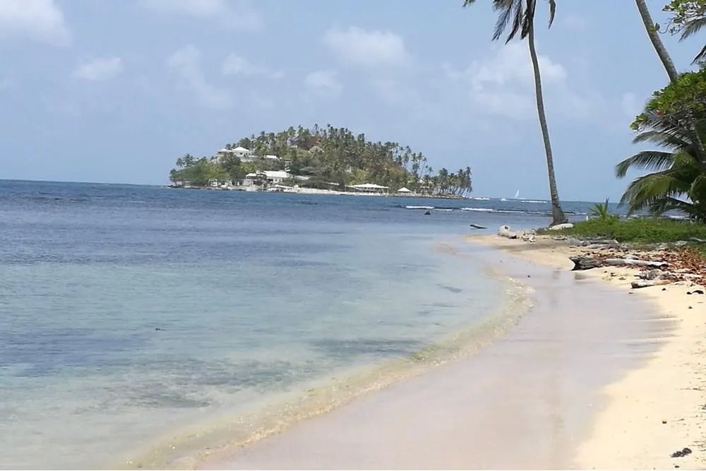 Lote con Isla y Playa en venta en Bahía Cacique, Portobelo, Colón