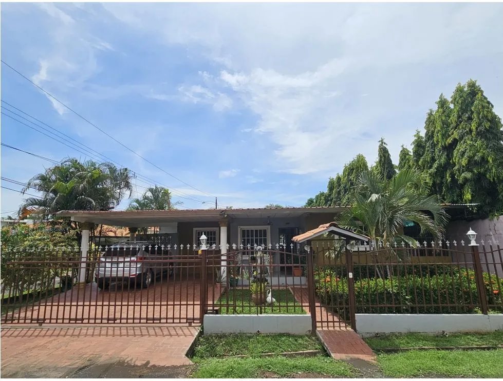 Corner house for sale in Chitré, Herrera