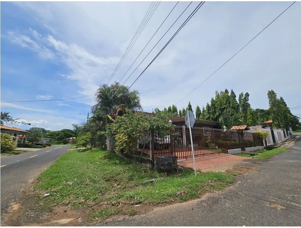 Venta de casa de esquina en Chitré, Herrera
