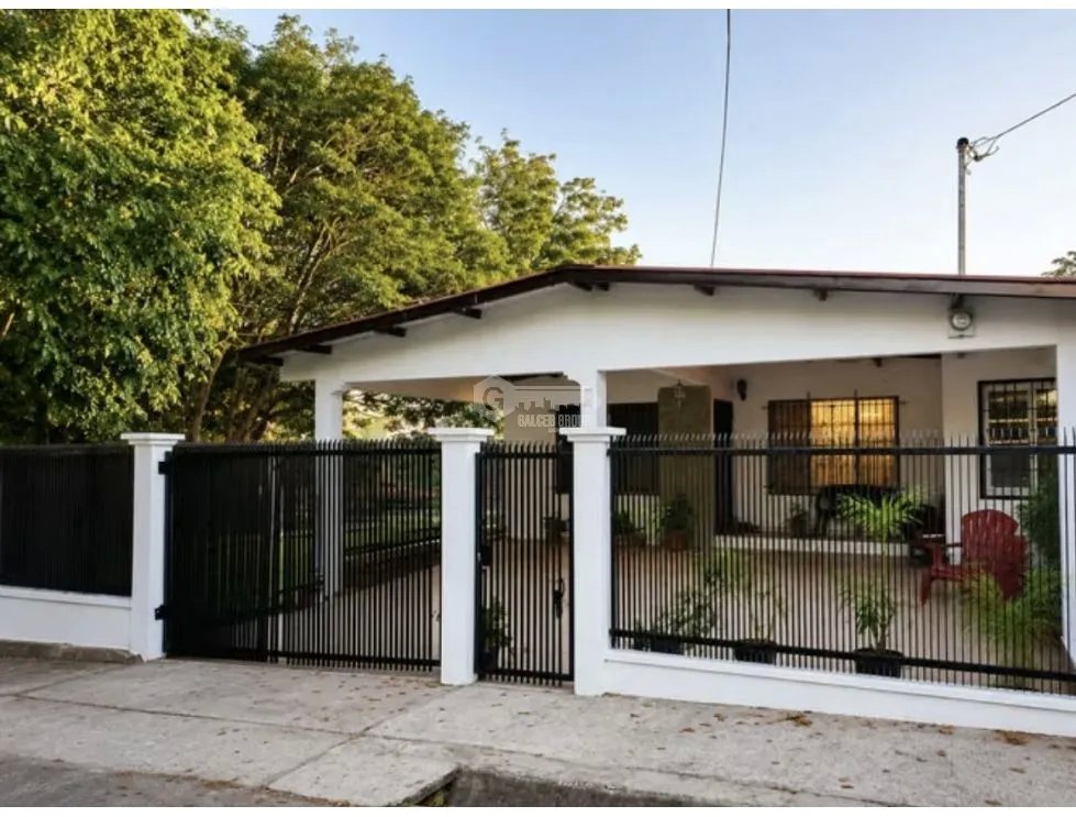SE VENDE CASA EN LAS LOMAS 360 M2 CON AMPLIO JARDIN