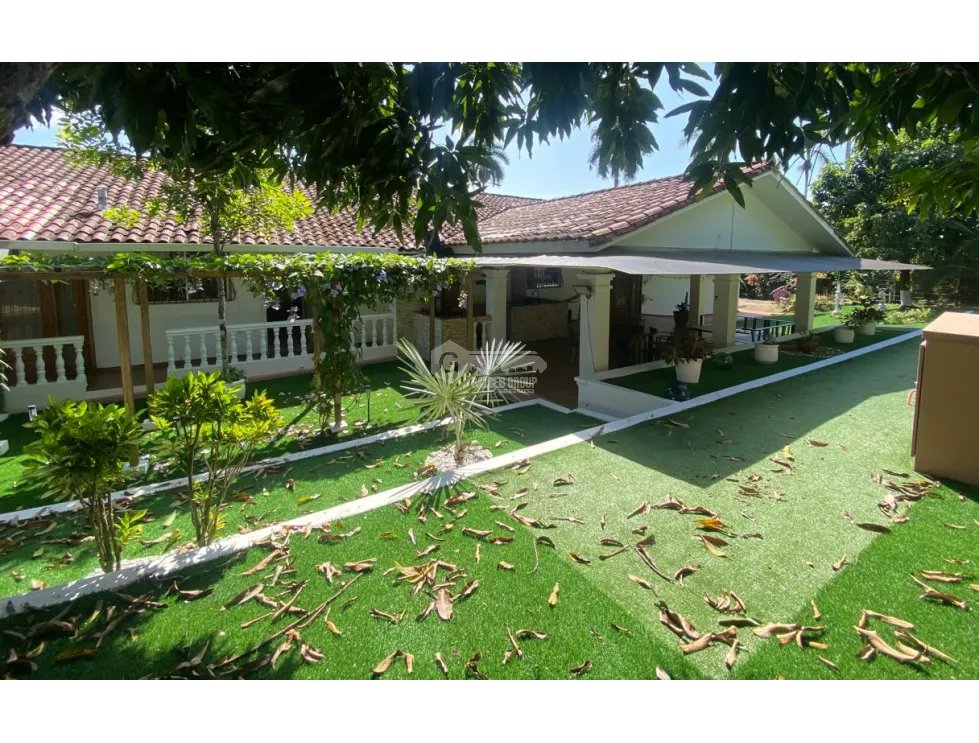 HOWARD / 1305 M2 / 4 HABITACION + SERVICIO / TERRAZA / BOHIO / JARDIN