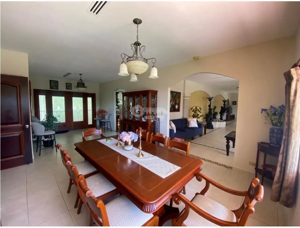 HOWARD / 1305 M2 / 4 HABITACION + SERVICIO / TERRAZA / BOHIO / JARDIN