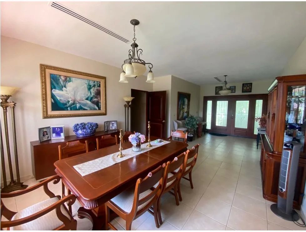 HOWARD / 1305 M2 / 4 HABITACION + SERVICIO / TERRAZA / BOHIO / JARDIN