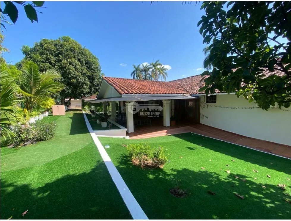 HOWARD / 1305 M2 / 4 HABITACION + SERVICIO / TERRAZA / BOHIO / JARDIN