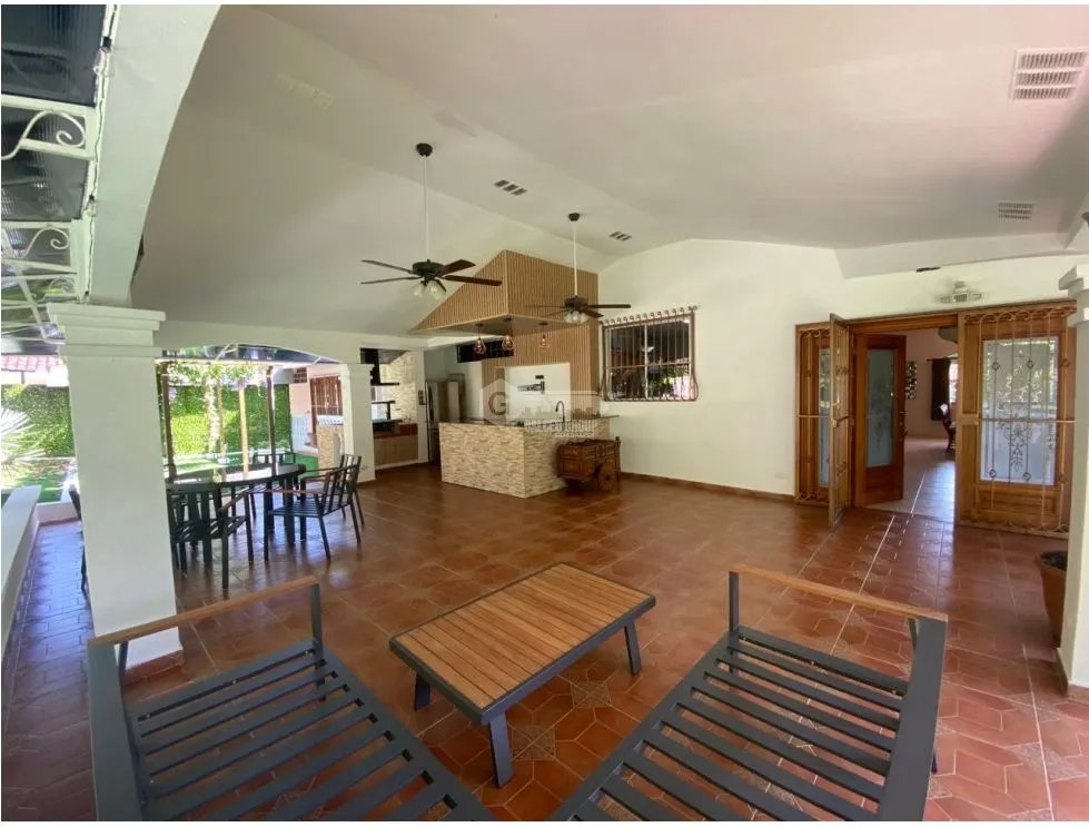 HOWARD / 1305 M2 / 4 HABITACION + SERVICIO / TERRAZA / BOHIO / JARDIN