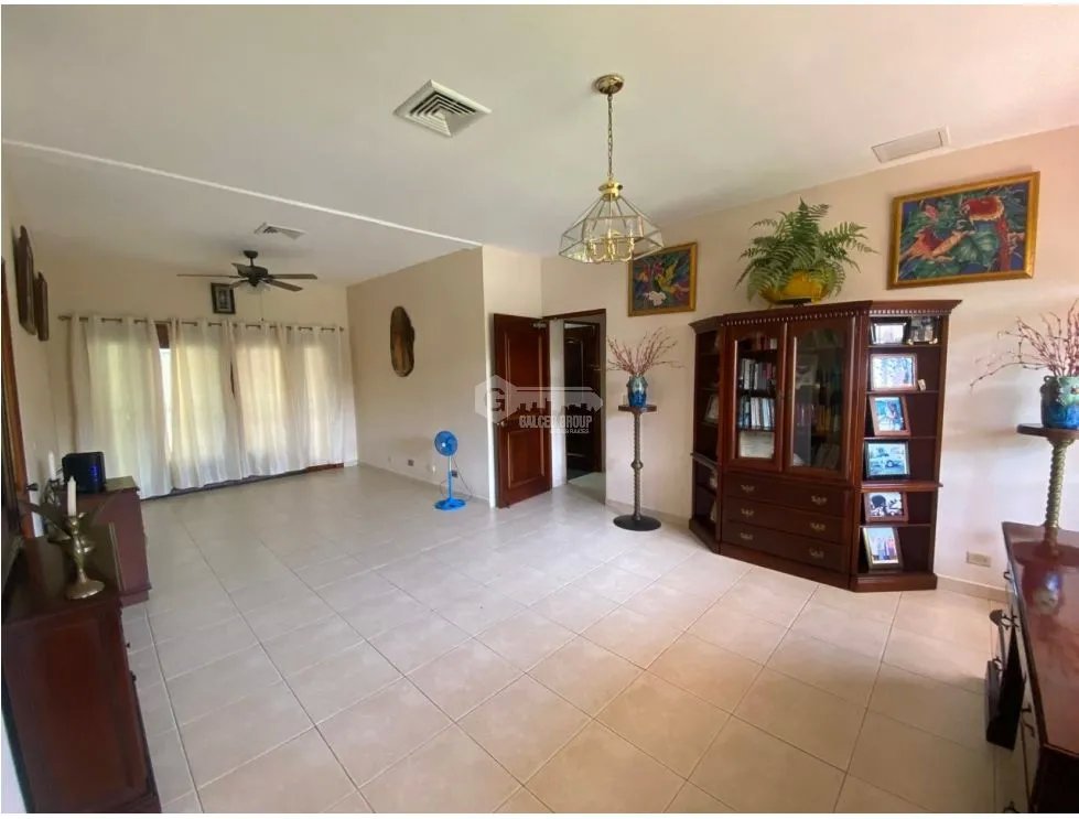 HOWARD / 1305 M2 / 4 HABITACION + SERVICIO / TERRAZA / BOHIO / JARDIN