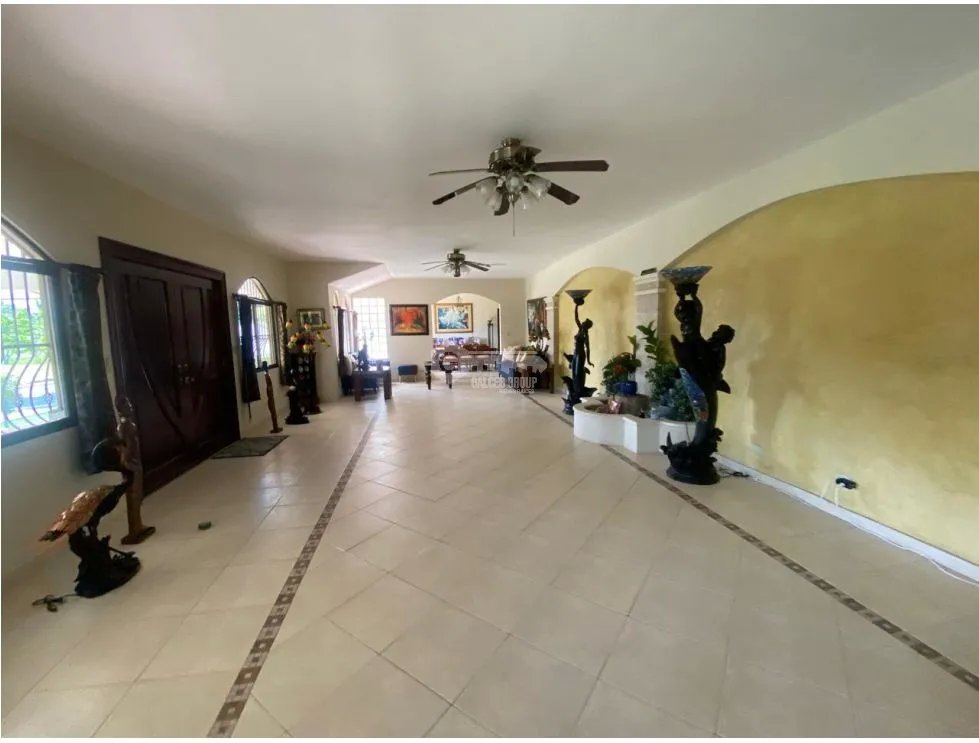 HOWARD / 1305 M2 / 4 HABITACION + SERVICIO / TERRAZA / BOHIO / JARDIN