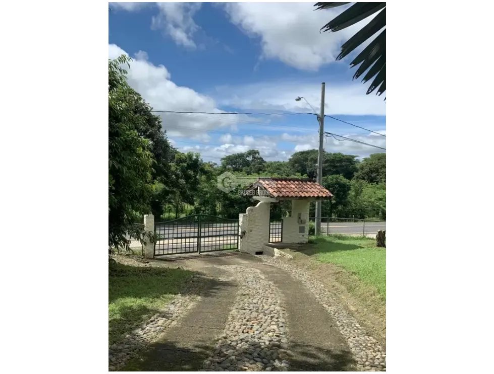 CHITRE / CASA DE CAMPO / 4300 M2 / CON CASA DE HUESPED