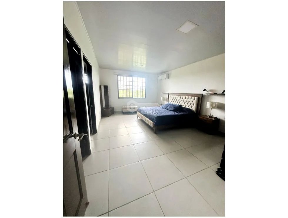 PENONOME / LLANO HERMOSO / 312 M2 / 2 NIVELES / 5 HABITACIONES