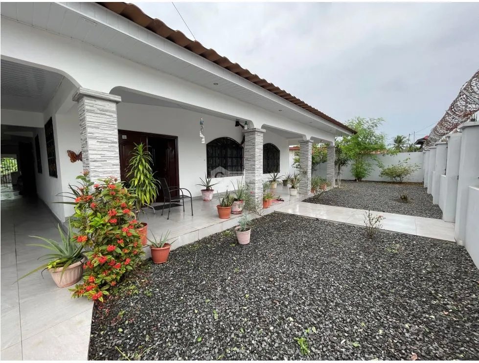 SE VENDE CASA EN COLON BUENA VISTA 800M 4 HABITACIONES Y TERRAZA