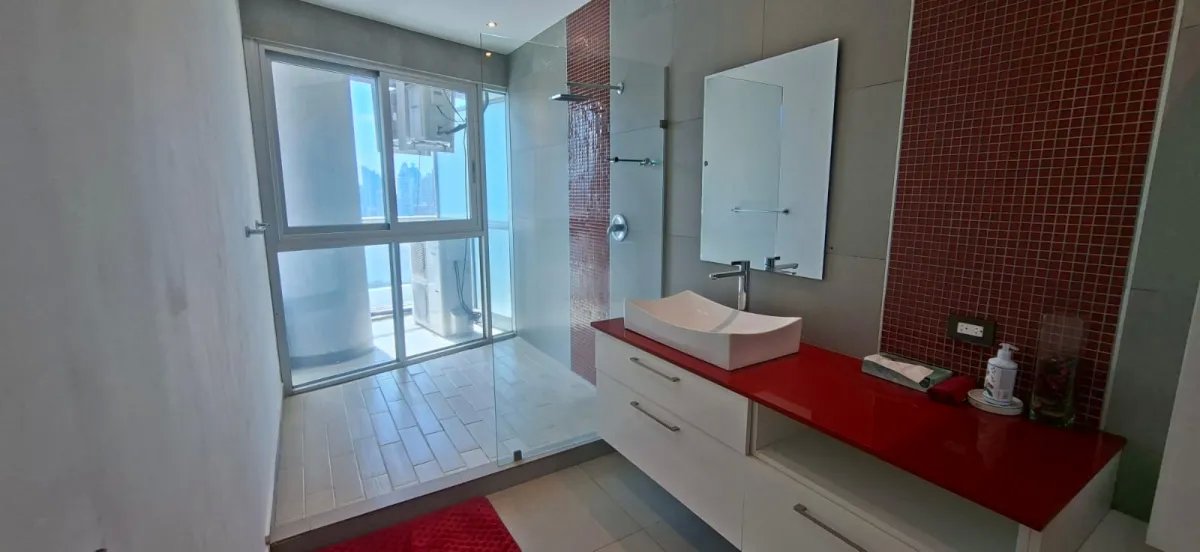 Apartamento 2Rec/2B con Vista al Mar  Balboa Avenue