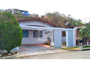 Se Vende Casa en Urbanización Brisas del Golf.