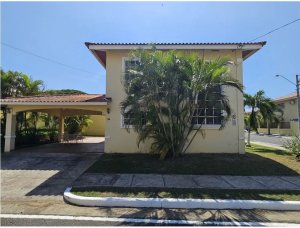 Venta de casa en Villas del Golf, Chitré...