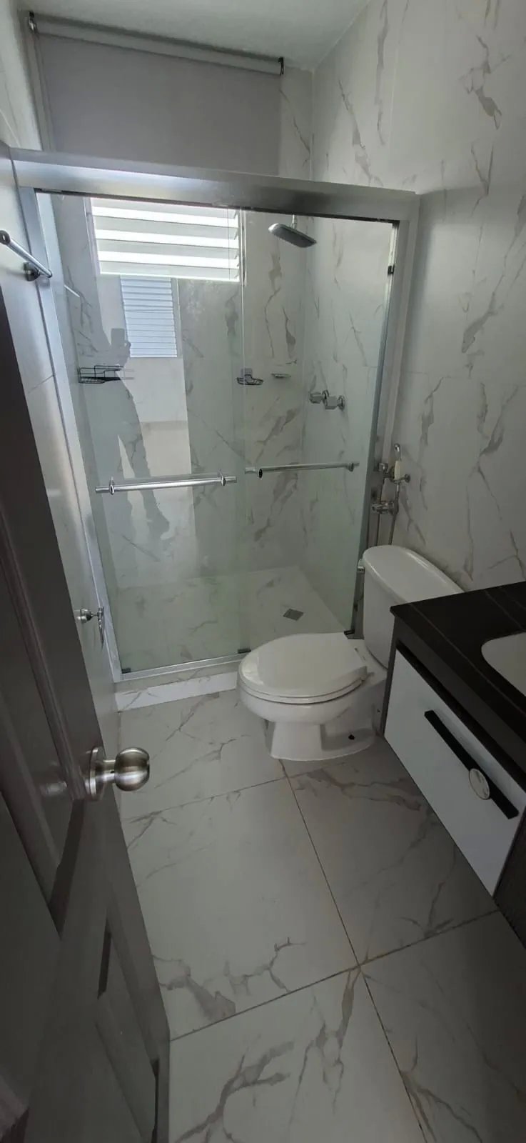 Alquiler de Apartamento Vía Porras Remodelado Solo Línea Blanca Completa y Aires
