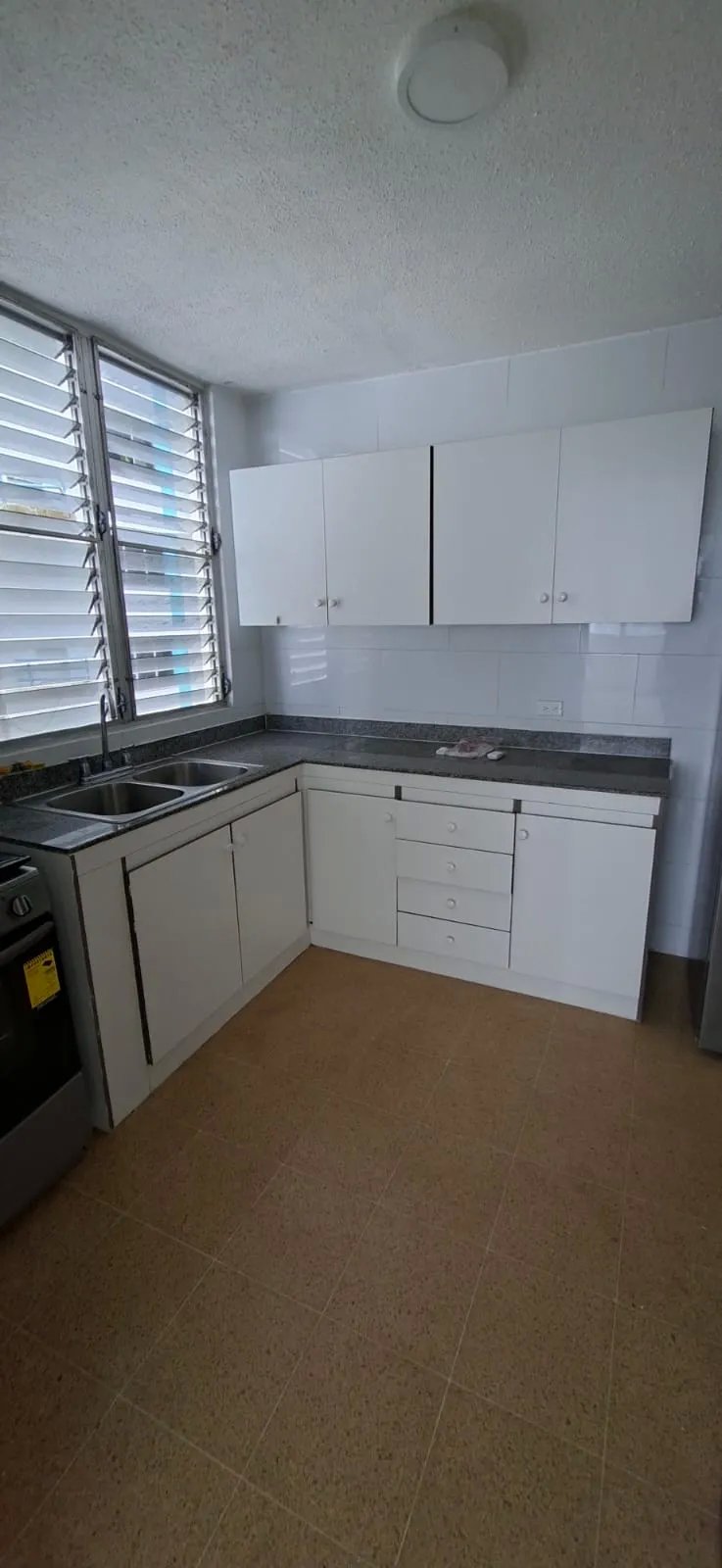 Alquiler de Apartamento Vía Porras Remodelado Solo Línea Blanca Completa y Aires