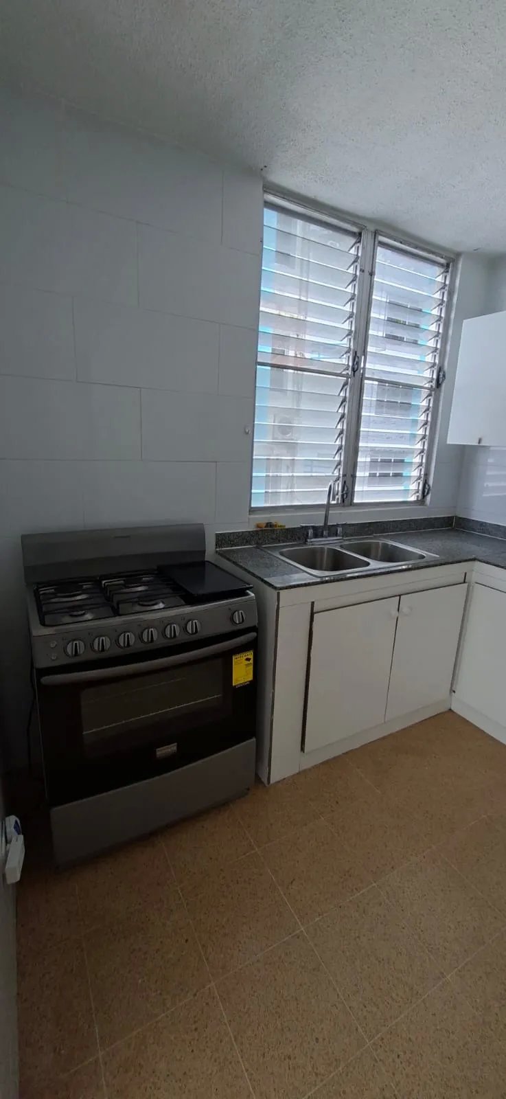 Alquiler de Apartamento Vía Porras Remodelado Solo Línea Blanca Completa y Aires