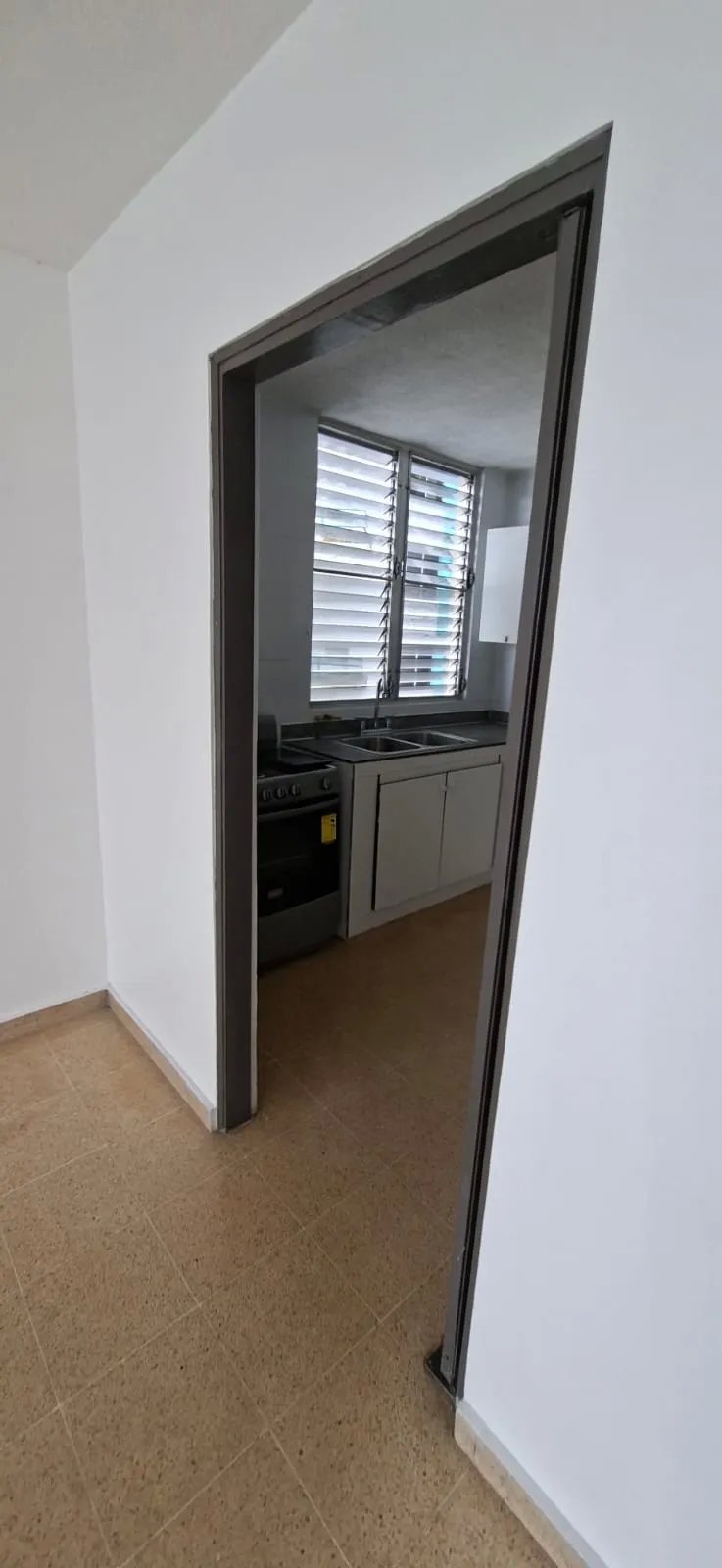 Alquiler de Apartamento Vía Porras Remodelado Solo Línea Blanca Completa y Aires