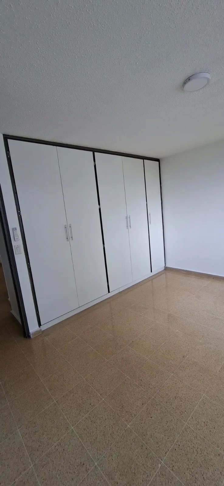 Alquiler de Apartamento Vía Porras Remodelado Solo Línea Blanca Completa y Aires