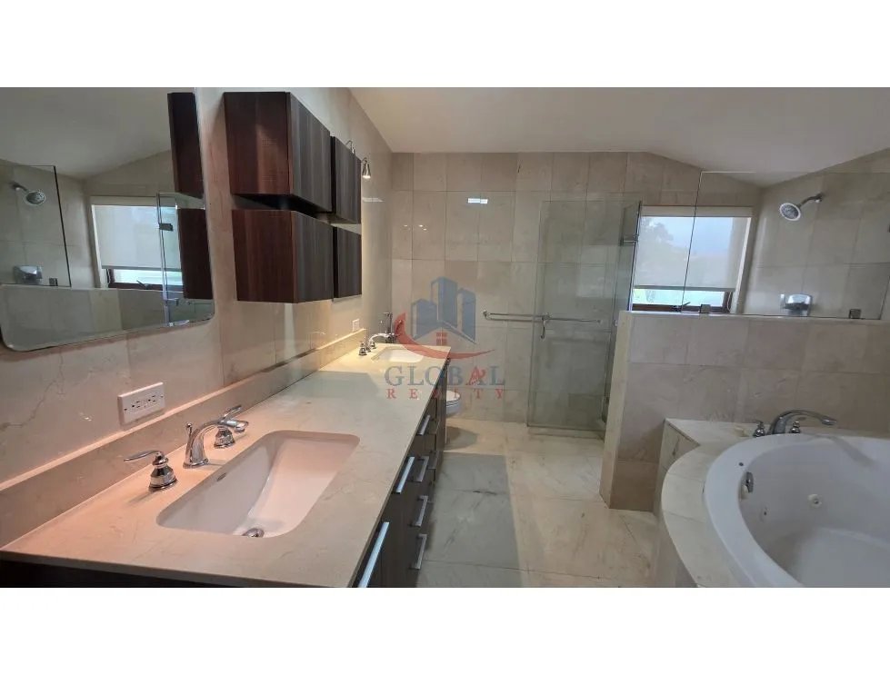 Casa de Lujo en Venta en Clayton  ¡Precio de Oportunidad!