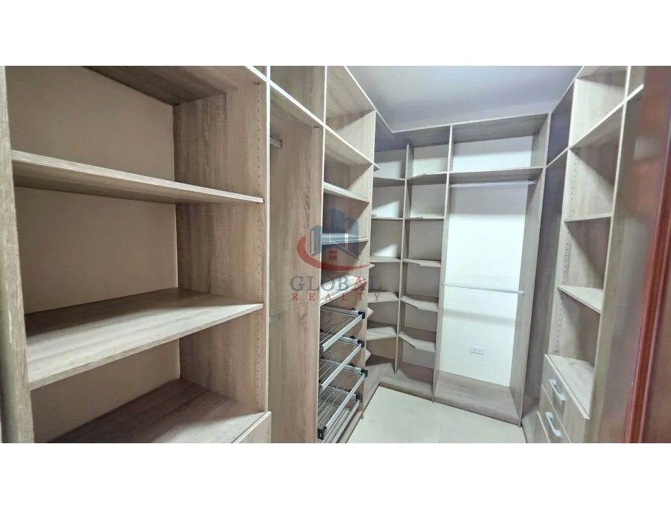 Casa de Lujo en Venta en Clayton  ¡Precio de Oportunidad!