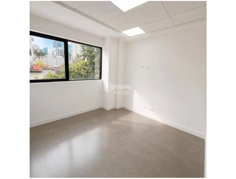 SE ALQUILA LOCAL EN MARBELLA 94M 1 BAÑ0 COCINA Y AIRE CENTRAL