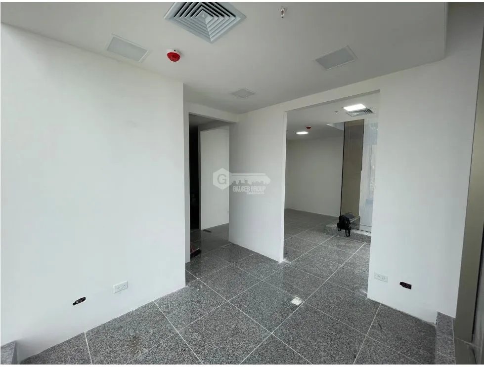 OBARRIO / LOCAL COMERCIAL / 82M / 1 BAÑ0 / 3 DIVISIONES / AIRE CENTRAL