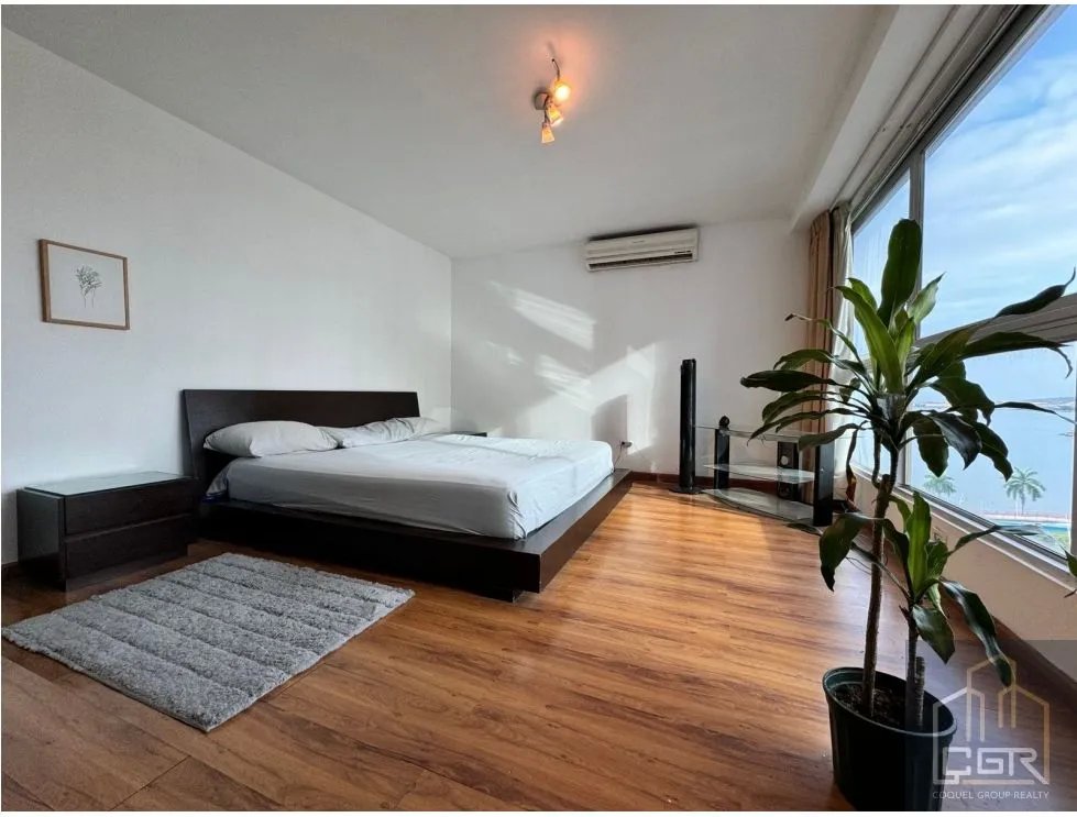 Venta de Apartamento Vacío en Ave. Balboa, Panamá