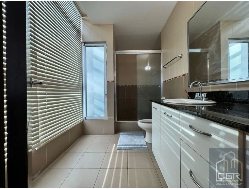 Venta de Apartamento Vacío en Ave. Balboa, Panamá