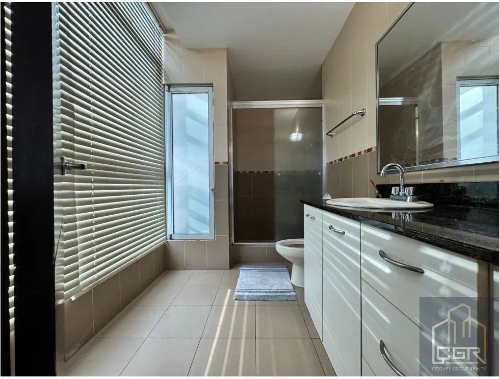 Venta de Apartamento Vacío en Ave. Balboa, Panamá