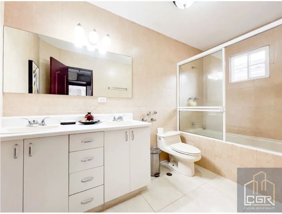 Venta de Casa con Piscina y Jardín en Costa Sur, Panamá