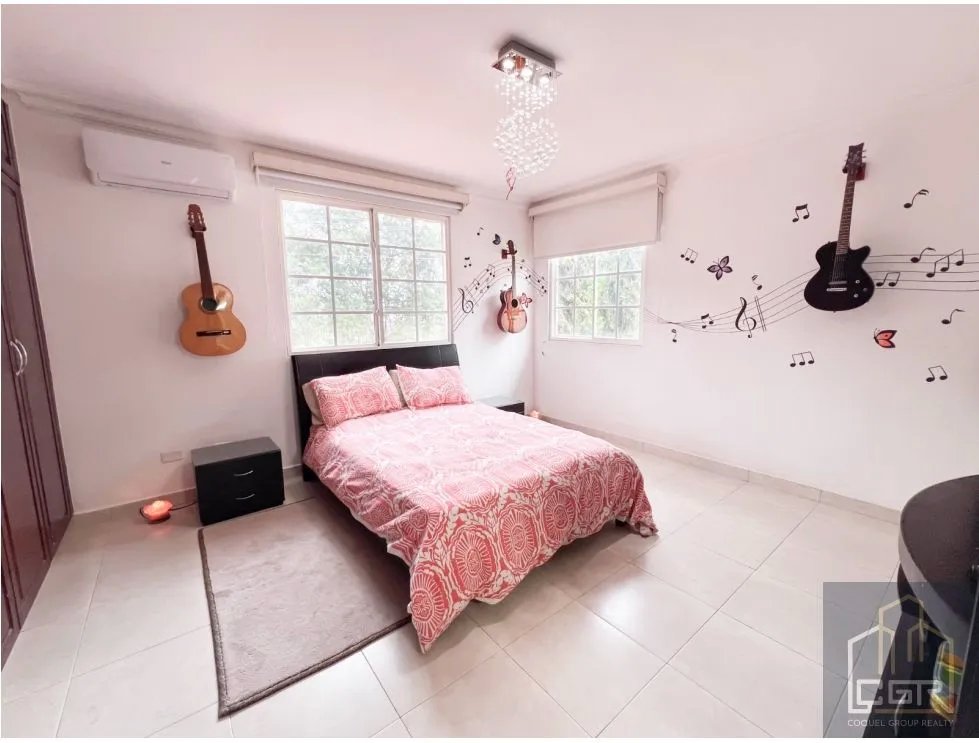 Venta de Casa con Piscina y Jardín en Costa Sur, Panamá