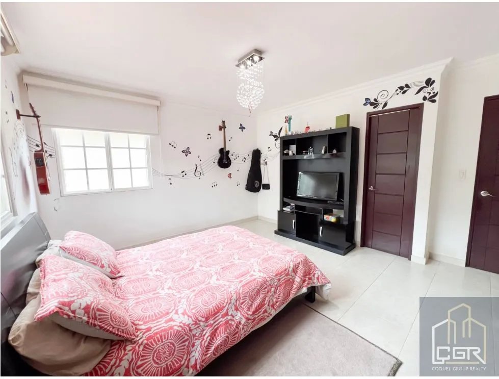 Venta de Casa con Piscina y Jardín en Costa Sur, Panamá
