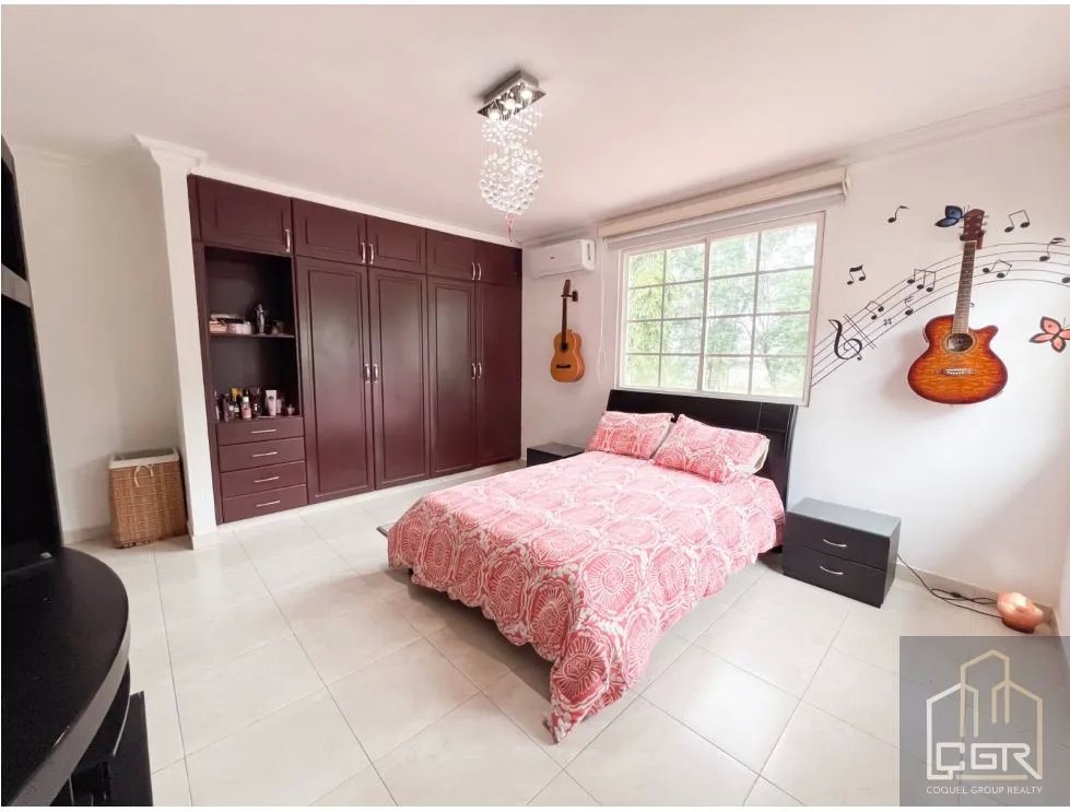 Venta de Casa con Piscina y Jardín en Costa Sur, Panamá