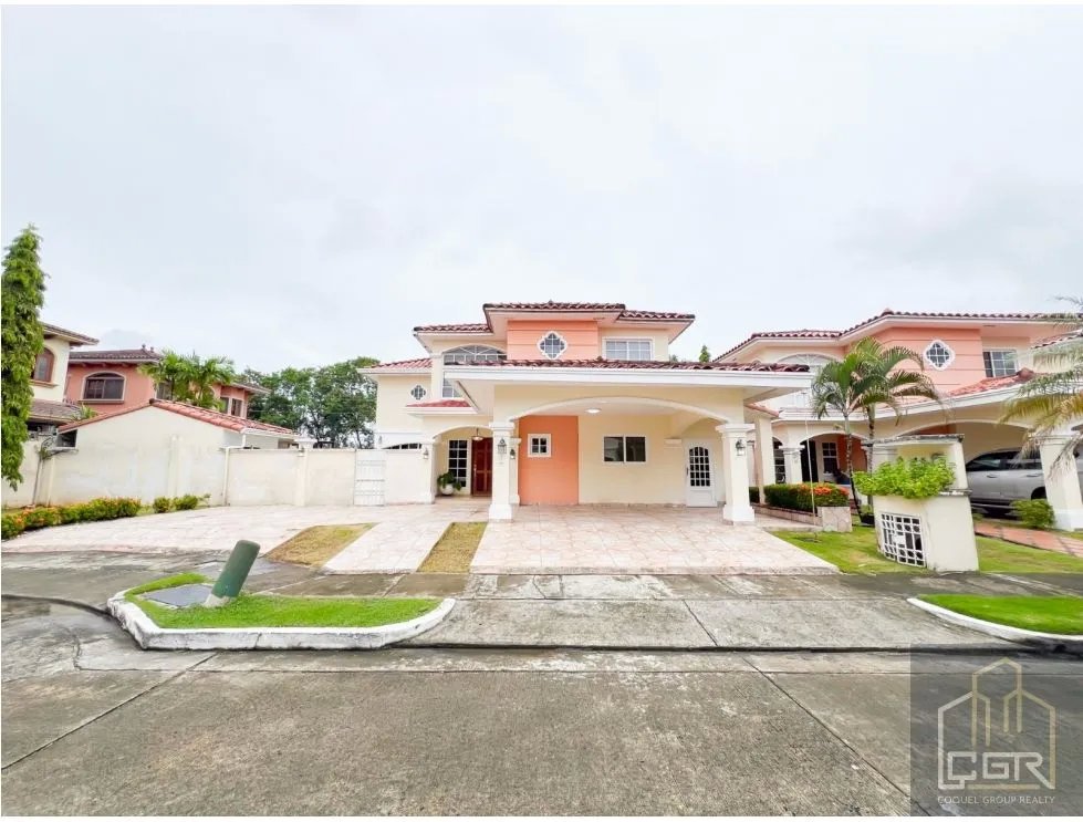 Venta de Casa con Piscina y Jardín en Costa Sur, Panamá