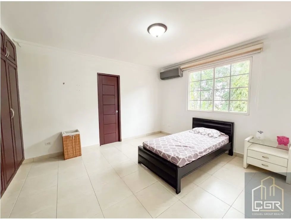 Venta de Casa con Piscina y Jardín en Costa Sur, Panamá