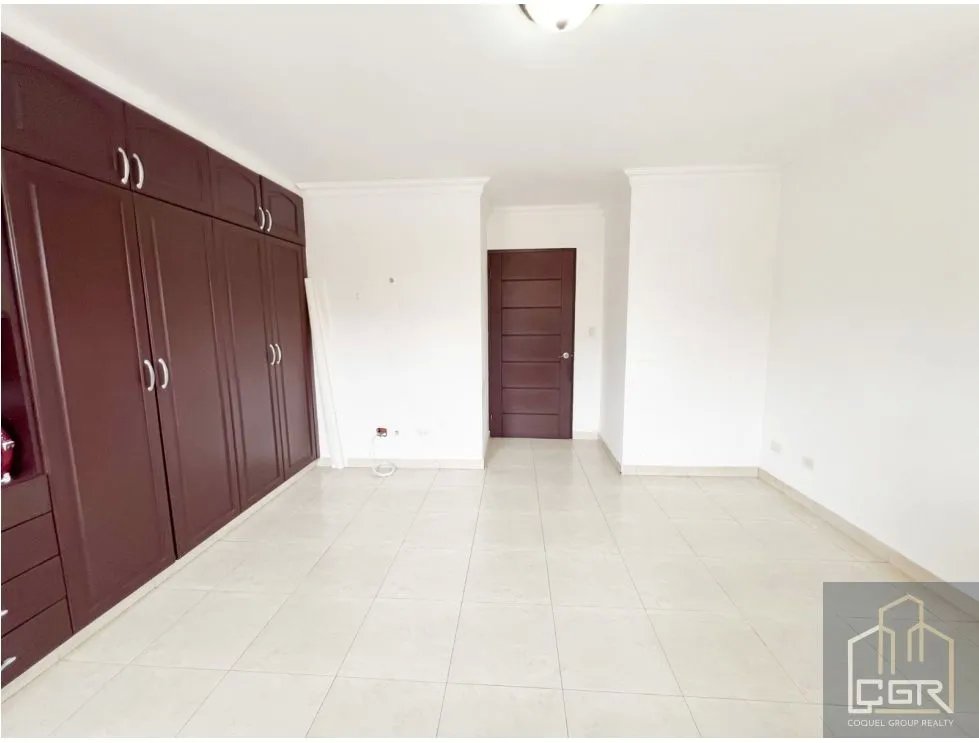 Venta de Casa con Piscina y Jardín en Costa Sur, Panamá
