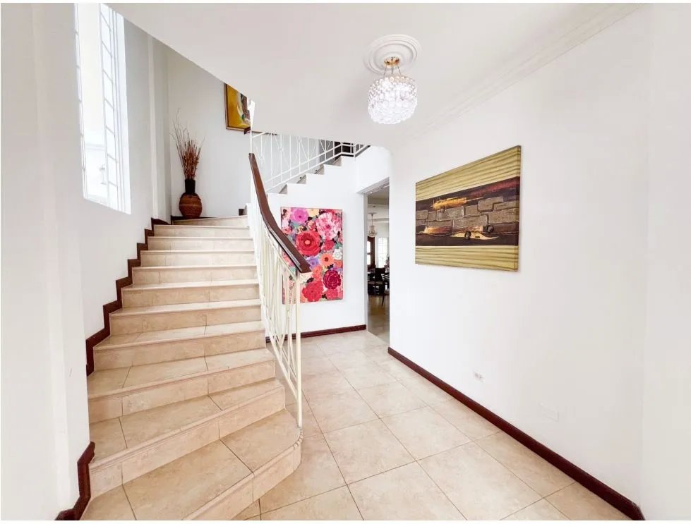 Venta de Casa con Piscina y Jardín en Costa Sur, Panamá