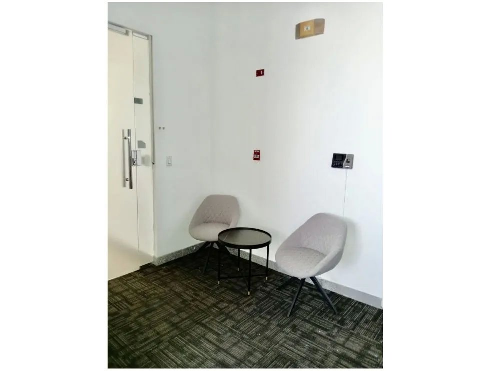 Alquiler de oficina remodelada en Habitats plaza, calle 51, Panamá