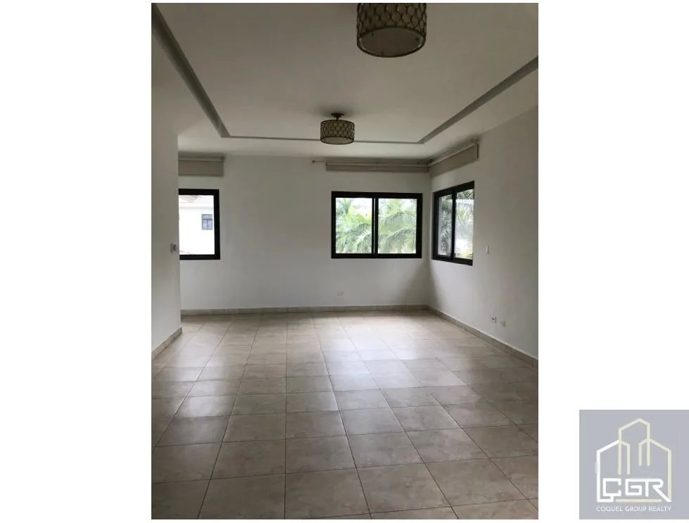 Venta o alquiler de casa vacía en Paseo del Parque, Costa del Este