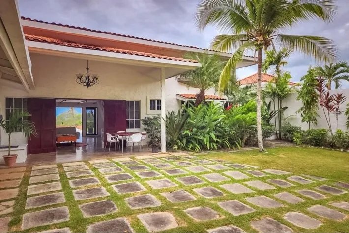 Se vende casa en PH El Cortijo, Costa Esmeralda, San Carlos