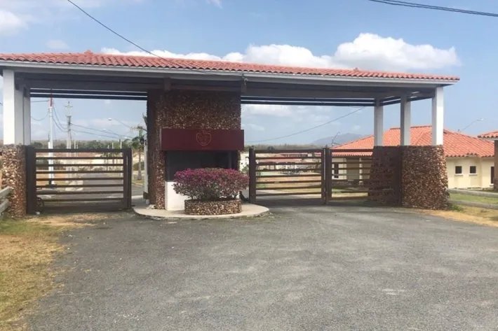 Venta de Casa en Rodeo Viejo Country, San Carlos