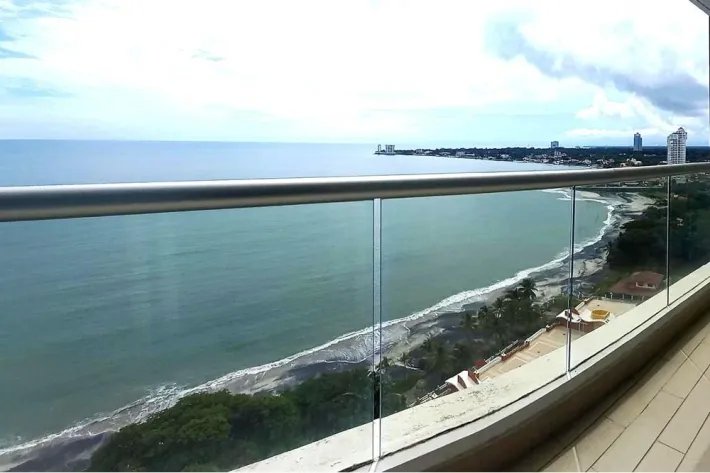 se vende apartamento frente al mar en ph bahia, neuva gorgona panama oeste.