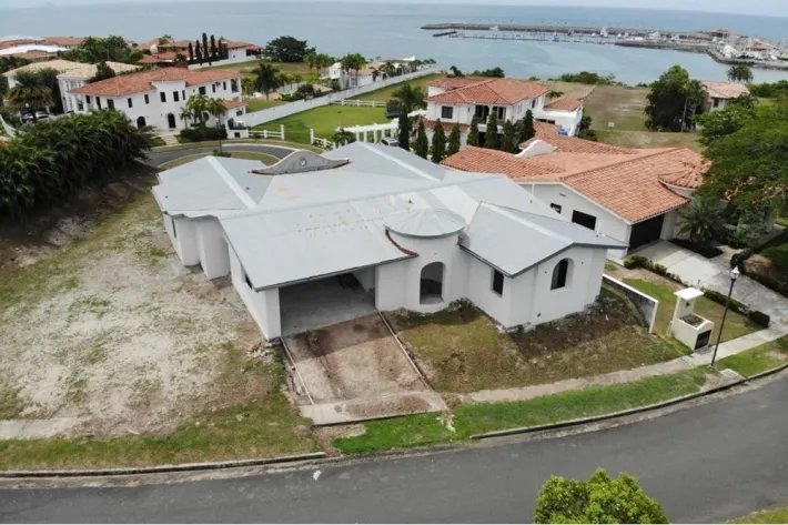 Beach house for sale with ocean view in San Carlos, West Panama