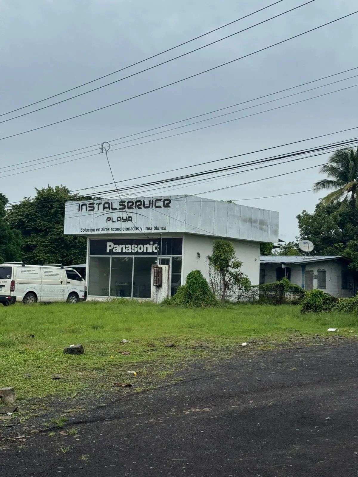 SE VENDE TERRENO CON TRES EDIFICACIONES- RESIDENCIAL O COMERCIAL