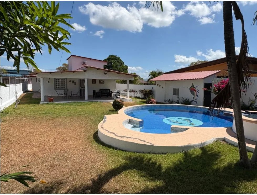 SE VENDE CASA EN COSTA ESMERALDA  DE 3 HABITACION CON PISCINA