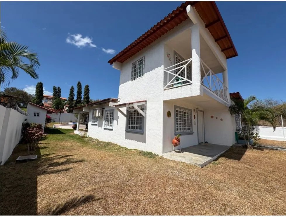 SE VENDE CASA EN COSTA ESMERALDA  DE 3 HABITACION CON PISCINA