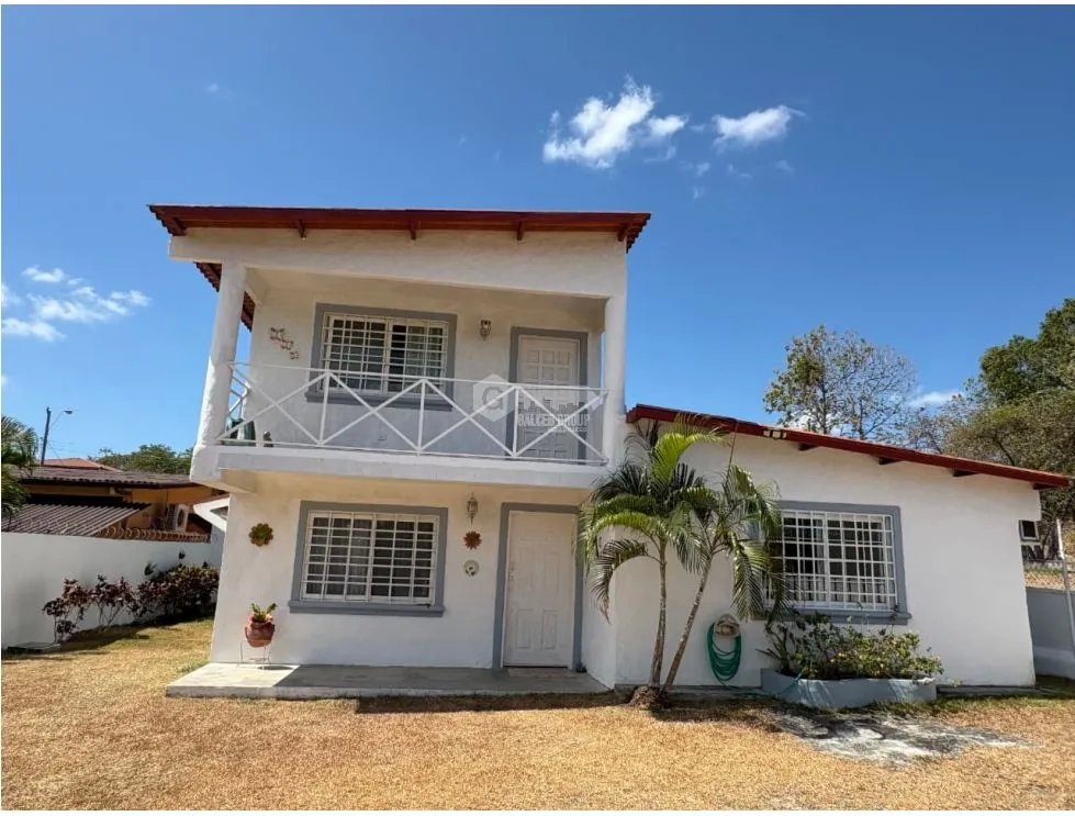 SE VENDE CASA EN COSTA ESMERALDA  DE 3 HABITACION CON PISCINA