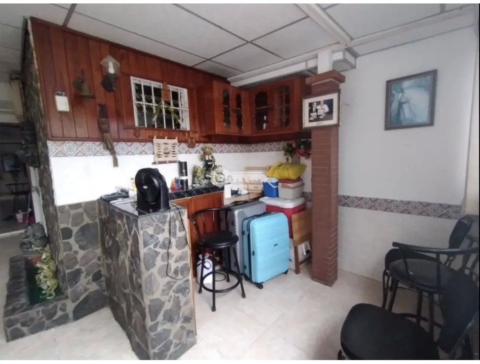 CONDADO DEL REY / 232M / 4 HABITACION / 5 BAÑOS / 2 NIVELES / TERRAZA